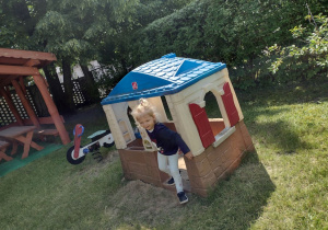 "Zabawy ruchowe na przedszkolnym placu zabaw" - Hanulka w domku.